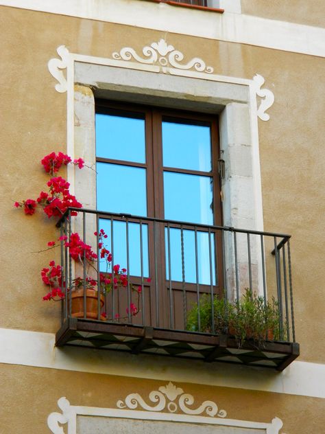 #BalconyLove - Barcelona...I'd like to open the door and lean out with a glass of wine in my hand Planter Balcony Ideas, Bolt On Balcony, Juliet Balcony Ideas, Juliette Balcony, Balcony Window, Sweet Home Style, Balcony Lighting, French Balcony, Juliet Balcony