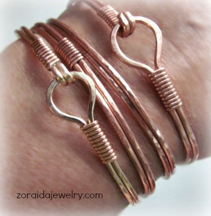 Wire bracelets tutorial, wire bangles, wire diy stackable bracelets, #braceletsdiywrap Wire Bracelet Diy, Diy Wire Bracelet, Wire Bracelets Diy, Wired Bracelet, Wire Bangle Bracelets, Wire Diy, Bijoux Fil Aluminium, Wire Jewelry Tutorial, Bracelet Bead