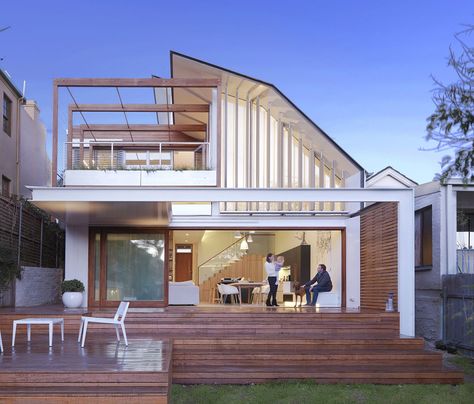 Contemporary Waverley House in Sydney with moving roof to deal with heat Generational House Plans, Multi Generational House, Multi Generational House Plans, Steel Framing, Architecture Awards, Energy Efficient Homes, House Extensions, Sustainable Architecture, Residential Architecture