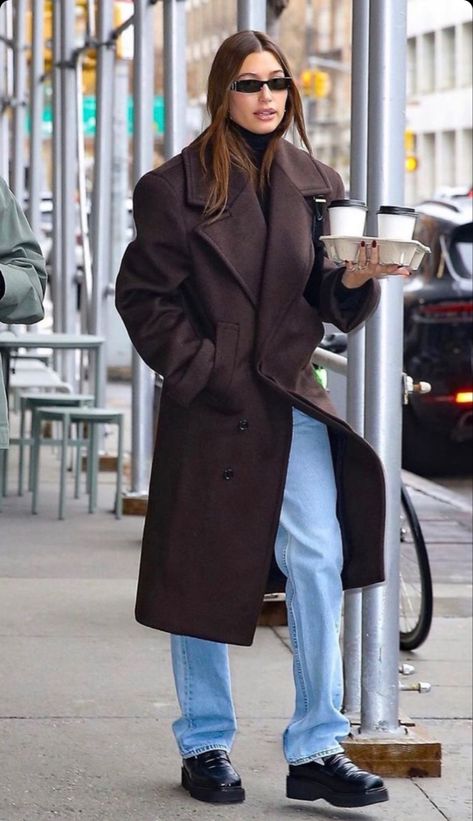 Hailey Bieber Nyc Winter, New York Style Winter Outfits, Hailey Bieber Fall Fashion, Wardrobe Nyc Coat, Winter Street Style Nyc, Winter Nyc Style, City Winter Fashion, Nyc In Winter Outfits, European Airport Outfit