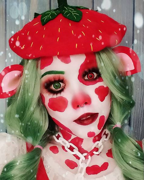 🇲🇾 Be Creative Be Active 🇲🇾 on Instagram: “🐄🍓STRAWBERRY COW MAKEUP🍓🐄 🎶🎼🎶......bitch im cow bitch im cow...im not a cat i dont say miao .....i go Mooooo🎶🎼🎶 Another version of it .…” Strawberry Cow Makeup, Cow Makeup Halloween, Strawberry Makeup, Strawberry Cow, Face Paint Makeup, Face Art Makeup, Halloween Makeup Inspiration, Makeup Challenges, Left Eye