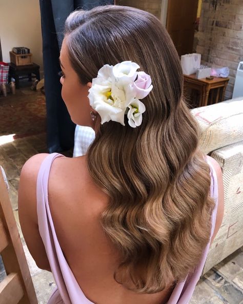 Rustic Wedding Hairstyles: 30 Best Looks & Expert Tips Hollywood Waves With Flowers, Wavy Hair With Flowers, Rainbow Hairstyles, Hairstyles Wavy Hair, Mexican Hairstyles, Long Locs, Bridal Hair Down, Floral Wedding Hair, Wavy Wedding Hair