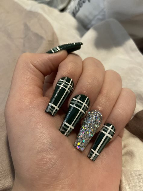 Black Plaid Nail Designs, Green Plaid Nail Designs, Black And White Plaid Nails, Xmas Nails Green, Winter Plaid Nails, Black Plaid Nails, Plaid Nails Christmas, Green Plaid Nails, Christmas Plaid Nails