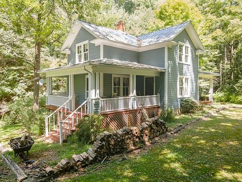 Another great mountain house! 17 acres in Virginia. $350,000 – The Old House Life 1920 Farmhouse, West Virginia Mountains, Bead Board Walls, Virginia Mountains, Beadboard Ceiling, Home Still, Old Farm Houses, Old Farmhouse, House Built