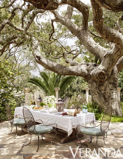 10 Sophisticated Outdoor Rooms - Pretty Gazebos, Gardens, and Outdoor Spaces Veranda Magazine, California Garden, Outdoor Dining Area, Outdoor Areas, Outdoor Rooms, Outdoor Dining Table, Outdoor Entertaining, Garden Inspiration, Outdoor Living Space