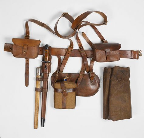 British Army during the First World War kept the same basic components of the 1908 canvas pattern – waist belt, support braces, ammunition pouches, bayonet sheath, entrenching tool cover, water bottle, and haversack. Entrenching Tool, Bushcraft Gear, Tool Belt, Leather Projects, British Army, Fantasy Clothing, Canvas Patterns, Fantasy Fashion, Tactical Gear