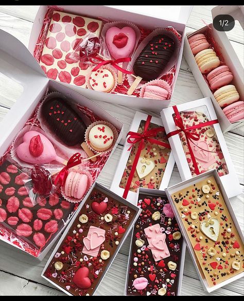 Chocolate San Valentin, Homemade Chocolate Bars, Valentines Baking, Chocolate Slabs, Valentines Day Chocolates, Dessert Gifts, Chocolate Covered Treats, Valentine Desserts, Valentines Day Desserts