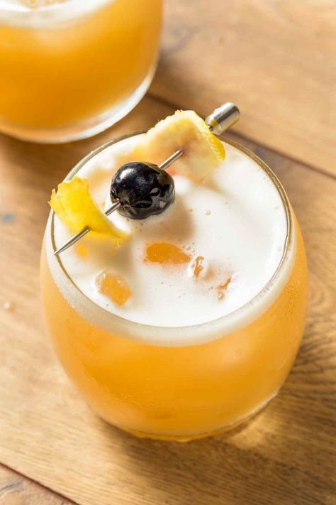 The Amaretto Sour is easy to make and an almost perfect combination of sweet and sour makes it a delicious classic cocktail. Orange Whiskey Sour, Disaronno Cocktails, Homemade Sour Mix, Amaretto Sour Cocktail, Whiskey Sour Recipe, Sour Drink, Brandy Cocktails, Amaretto Sour, Sour Foods