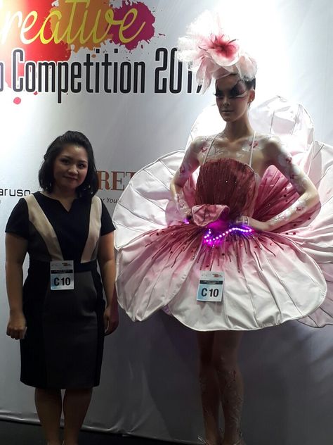 Orchid dress and makeup "anggrek bulan" ASEAN creative makeup competition 2017 Orchid Costume, Makeup Competition, Orchid Dress, Flower Costume, Black Orchid, Orchid Flower, Creative Makeup, Flower Dresses, Festival Captain Hat