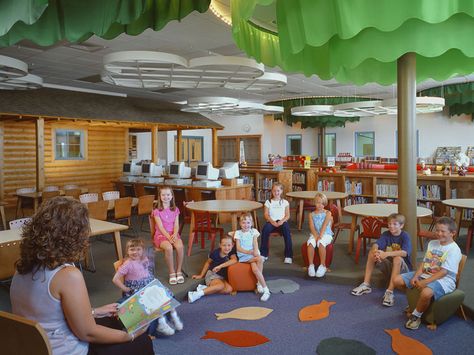 I love this library! Elementary School Library Ideas, School Library Ideas, Library Classroom, School Library Decor, Library Space, School Library Design, Middle School Libraries, School Pto, Library Media Center