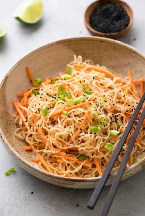 This healthy Kelp Noodle Salad features a simple mix of carb free kelp noodles, shredded carrots, green onions and delicious creamy peanut dressing for a simple, vegan lunch or dinner! #healthyrecipes #veganrecipes #plantbased Simple Vegan Lunch, Kelp Noodle Salad, Kelp Noodles, Noodle Salad Recipes, Healthy Low Carb, Shredded Carrots, Peanut Dressing, Veggie Noodles, Salad Healthy