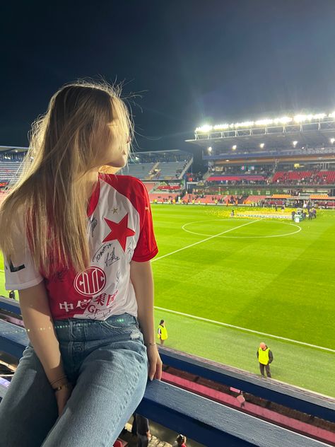 Football wife, football girlfriend, slavia, prague, football vibes, sports girl, sports fan, football jersey, football fan Football Aesthetic Girl, Football Girl Aesthetic, Soccer Game Outfits, Girls Playing Football, Girl Football Player, Football Wife, Soccer Girlfriend, Football Watch Party, Football Aesthetic