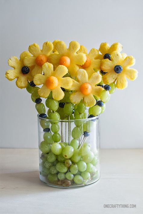 Healthy Party Food - 25 Creative Ideas for Kids Parties - Dot Com Women Flower Power Party, Christmas Tree Food, Fruits Decoration, Healthy Party Food, Fruit Displays, Fruit Kabobs, Fruit Display, Fruit Party, Fruit Decorations