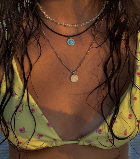 Summer Choker Necklace, Get Back Necklaces Aesthetic, Getback Necklaces, Beachy Silver Jewelry, Beach Necklace Stack, Beachy Necklace Stack, Get Back Necklaces, Summer Necklace Stack, Beach Necklace Aesthetic