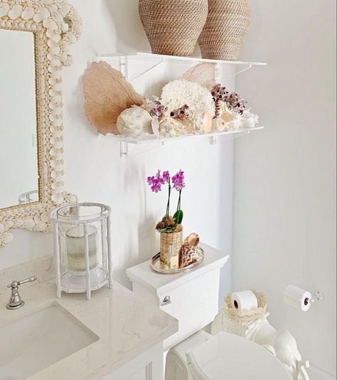 22 Stylish Summer Decorating Ideas That Will Impress Your Guests — ASHLINA KAPOSTA Seashell House, Old Florida Decor, Cabana Bathroom, Theme Bathroom, Blue Interiors, Glamour Home, Tropical Bathroom, Beachy Room, Luxe Decor