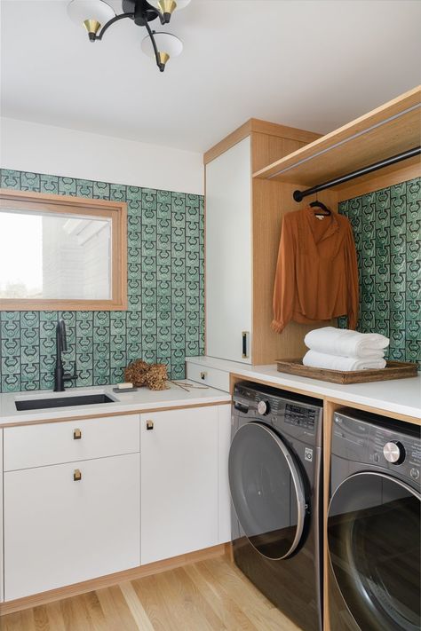 Storage Room and Closet in Midcentury Marvel by Susan Yeley Homes on 1stDibs Mid Century Modern Laundry, Mid Century Laundry Room, Mid Century Laundry, Modern Laundry, Modern Luxury Interior, Modern Laundry Rooms, Mid Century Modern Interiors, Outdoor Lounge Set, Laundry Room Design