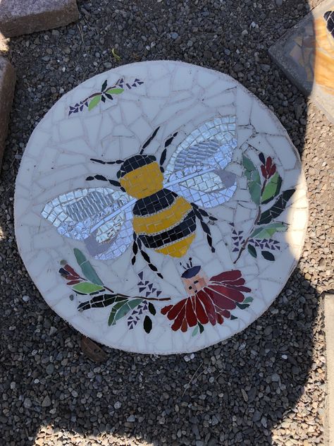 Bee Mosaic Stepping Stones, Mosaic Pavers Patterns, Mosaic Stepping Stones Diy, Ladybug Mosaic, Mosaic Stepping Stones Patterns, Stepping Stone Designs, Mosaic Pavers, Stained Glass Stepping Stones, Bee Mosaic