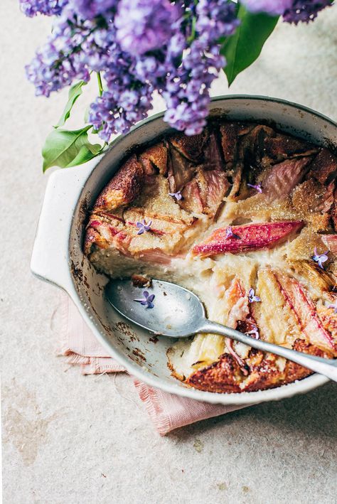 rhubarb clafoutis Rhubarb Clafoutis, Dessert Spring, Rhubarb Dessert, Recipes For Spring, Clafoutis Recipes, Eggs Recipes, Meringue Pie Recipes, Spring Dessert, Spring Food