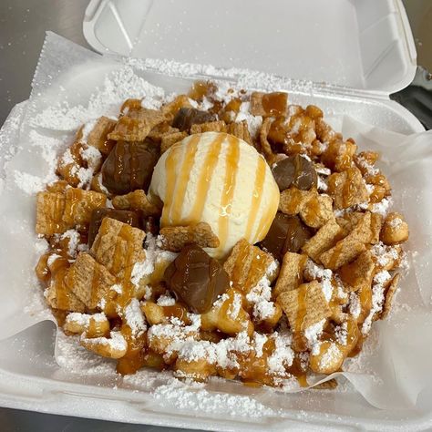 Funnel Cake Toppings Ideas, Carnival Eats Recipes, Carnival Eats, Funnel Cake Recipe, Food Truck Menu, Gourmet Apples, Funnel Cakes, Pretty Desserts, Fair Food