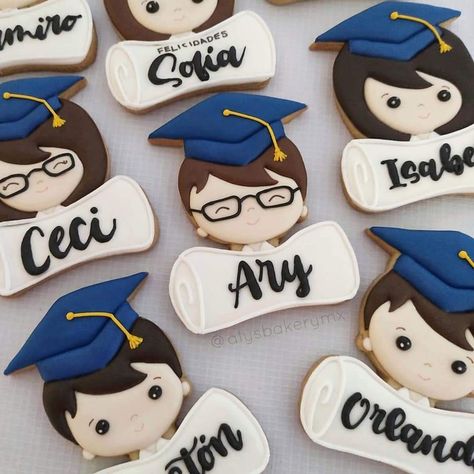 Kinder Graduation Cookies, Kindergarten Graduation Cookies, Graduation Party Treats, Preschool Graduation Party, Graduation Cake Designs, Graduation Box, Graduation Treats, Graduation Desserts, Cookies Theme