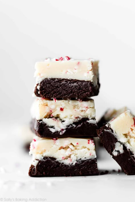 Peppermint Bark Fudge Peppermint Bark Fudge Recipe, Peppermint Bark Fudge, Classic Christmas Recipes, Peppermint Fudge, Easy Fudge, Fudge Ingredients, White Chocolate Fudge, Fudge Recipes Chocolate, Peppermint Extract