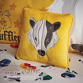 Hufflepuff Room Decor, Harry Potter Bedroom Ideas For Girls, Harry Potter Room Decor Diy, Hufflepuff Decor, Hufflepuff Bedroom, Harry Potter Decor Ideas, Hufflepuff Stuff, Harry Potter Themed Bedroom, Harry Potter Bedding