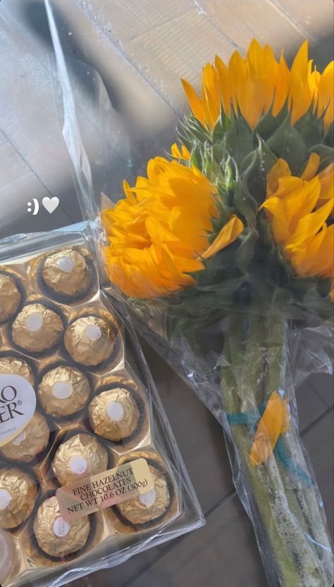 Flowers Surprise, Long Love Quotes, Chocolate Flowers, Aesthetic Flowers, Gift Bouquet, Flowers Aesthetic, Favorite Lyrics, Selfie Ideas Instagram, Chocolate Hazelnut