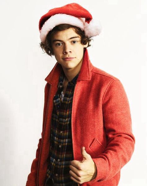 OMG he looks so cute in his little Santa outfit!! Harry 1d, Haikou, Harry Styles Wallpaper, Harry Styles Pictures, Harry Styles Photos, Body Picture, 1d And 5sos, Harry Edward Styles, Edward Styles