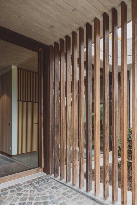 Wooden Slats Exterior, Wood Partition Outdoor, Vertical Wood Slat Wall Exterior, Wood Slat Exterior Wall, Interior Design Partition, Exterior Slat Wall, Vertical Wood Cladding, Wall Design Living Room, Partition Wall Design