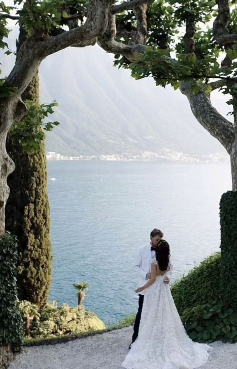 The 15 Best Honeymoon Destinations For a Romantic Getaway | Couple Aesthetic | Couples Travelling | Honeymoon Destinations That Are Romantic & In Your Budget Wedding Places In Italy, Wedding Locations Aesthetic, Dream Wedding Lake Como, Wedding Place Aesthetic, Wedding Ideas Lake Como, Luxury Wedding Italy, Wedding Aesthetic Italy, Italian Wedding Lake Como, Italian Wedding Couple