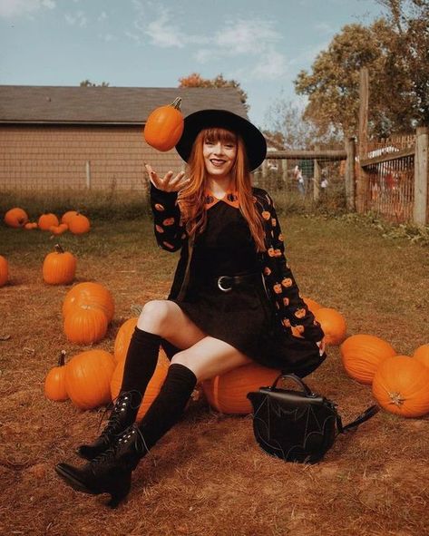 Easy witch costume ideas for women Cute Witch Costume, Halloween Fashion Outfits, Retro Filter, Office Halloween Costumes, Pumpkin Outfit, Pretty Halloween Costumes, Airbrush App, Witch Fashion, Witch Outfit