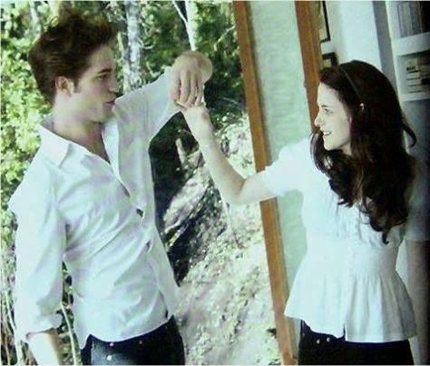 This is so cute Bella And Edward, Twilight Saga Books, Twilight 2008, Requiem For A Dream, Twilight Edward, Robert Pattinson And Kristen, Twilight Photos, Twilight New Moon, The Cullen