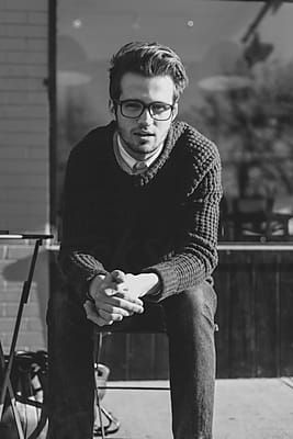 Sitting Leaning Forward Pose, Man Leaning Forward, Leaning Forward Pose, Black And White Photography Portraits, Man Sitting, Photography Poses For Men, Man Photo, Poses For Men, Black And White Photography