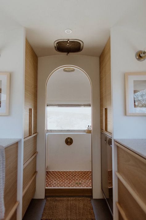 This Renovated Airstream Looks Like a Luxury California Chic Home Airstream Remodel Bathroom, Airstream Fireplace, Airstream Shower Remodel, Airstream Closet, Bus Renovation Interiors, Air Stream Remodel Interiors, Argosy Interior, Airstream Airbnb, Trailer Airbnb