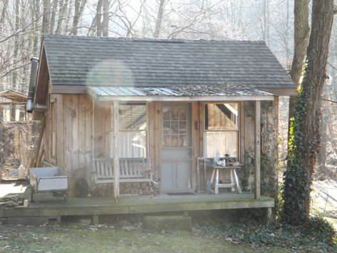 Amazing tiny cabin built for just $600 using recycled building materials Tiny House Blog, Cabin Tiny House, Living Simply, Straw Bale, Tiny Cabins, Tiny House Floor Plans, Tiny Cabin, Tiny House Cabin, Small Cabin