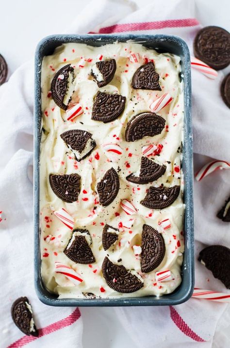 No-Churn Oreo Peppermint Ice Cream - A Cookie Named Desire Peppermint Biscotti, Vegan Chocolate Muffins, Chocolate Peppermint Cake, Cookies And Cream Fudge, Christmas Ice Cream, Boozy Chocolate, Peppermint Recipes, Peppermint Cake, Peppermint Fudge