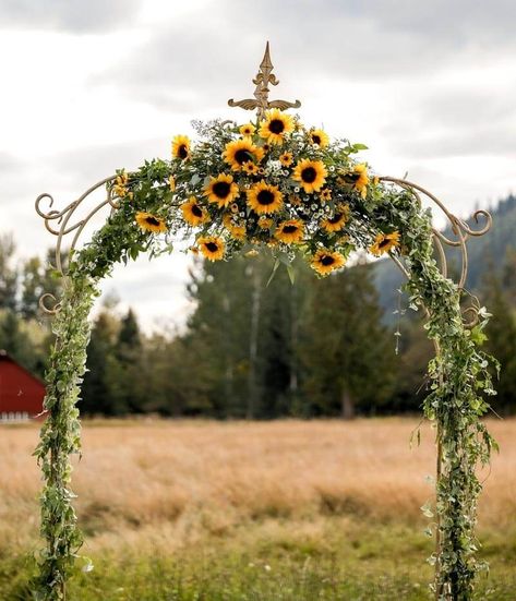 Rustic Wedding Arches, Red Wedding Arch, Fall Sunflower Weddings, Sunflower Wedding Centerpieces, Simple Wedding Arch, Burlap Centerpieces, Diy Arch, Wooden Wedding Arches, Diy Rustic Wedding