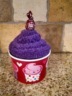 Sock Cupcakes Diy, Fuzzy Sock Cupcakes, Christmas Gift Quotes, Christmas Fair Ideas, Sock Cupcakes, Neighbor Christmas Gifts, Cute Gifts For Friends, Sock Crafts