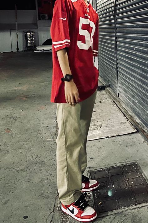 Chicago Jersey Outfit, Mens Red Shoes Outfit, Jersey Aesthetic Outfit Men, Nike Chicago Outfit, Red Nike Dunks Outfit Men, Sporty Outfits Men Sports, Red Air Jordans Outfit Men, Usc Dunks Outfit Men, Chicago Split Dunks Outfit