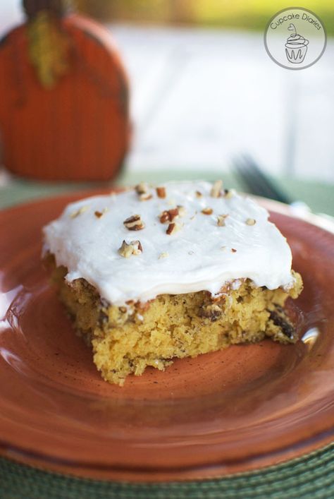 Pumpkin Banana Cake...I baked in 9x13 cake pan, added cinnamon, clover and nutmeg. Made vanilla buttercream with a t cinnamon and a dollop of sour cream to give it a cream cheese flavor.  Very good...mmd Pumpkin Banana Cake, Pear And Almond Cake, Cupcake Diaries, Pumpkin Breakfast, Pie Thanksgiving, Banana Cake Recipe, Pumpkin Banana, Dessert Toppings, Köstliche Desserts