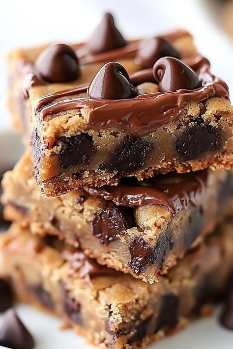 Recipes Luna | Lazy Chocolate Chip Cookie Bars | Facebook Lazy Chocolate Chip Cookie Bars, Chocolate Chip Cookie Bar Recipe, Quick And Easy Sweet Treats, Gooey Chocolate Chip Cookies, Lil Luna, Gooey Cookies, Kitchen Witchery, Cookie Bar, Chocolate Chip Cookie Bars