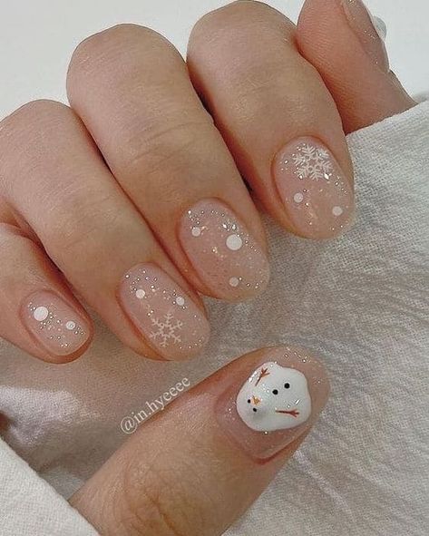 18 Super Simple Christmas Nails to Rock This Festive Season | Everygirl Edit Nail Idea For Winter, Christmas Nail Minimal, Korean Christmas Nails Design, Simple Nail Art Christmas, Korean Nails Christmas, Christmas Korean Nails, Simple Christmas Gel Nails, Nail Art Christmas Simple, Christmas Cute Nails