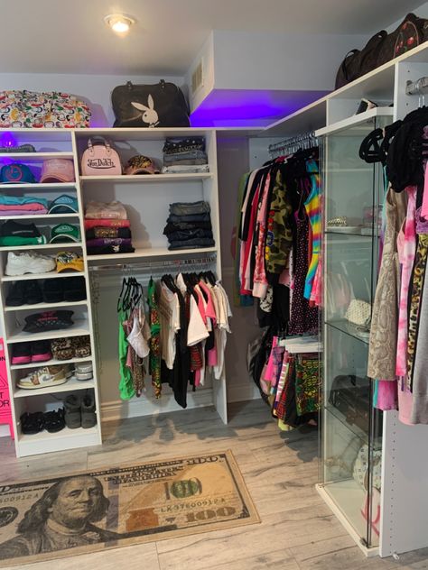 Y2k Walk In Closet, Y2k Closet Room, 2000s Room Aesthetic, Organized Things, 2000s Room, Gaming Studio, Hypebeast Room, Walking Closet, Big Closets