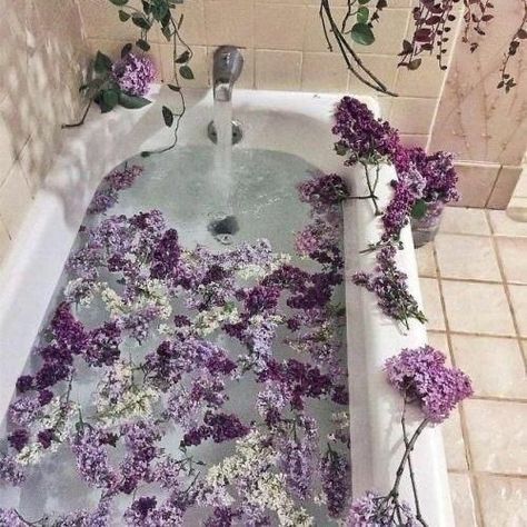 Bath Aesthetic, Lavender Aesthetic, Flower Bath, Flower Therapy, Foto Inspiration, Purple Aesthetic, Nature Aesthetic, Aesthetic Photography, Pretty Flowers