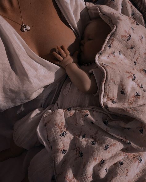 Mom Breastfeeding Baby Aesthetic, Mommy Aesthetic Dark, Labour Aesthetic, Breastfeeding Aesthetic, Postpartum Aesthetic, Mommy Aesthetics, Embarazo Aesthetic, Newborn Aesthetic, Pregnancy Aesthetic