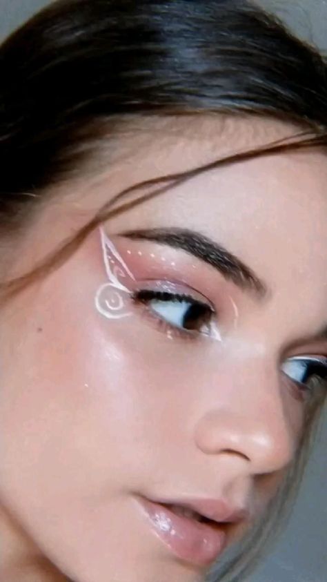 Cute Eyeliner Looks, Cool Eyeliner Designs, Butterfly Makeup Tutorial, Fairy Eyeliner, White Graphic Eyeliner, Graphic Eye Makeup, Fairycore Makeup, Cool Eye Makeup, Melanie Concert