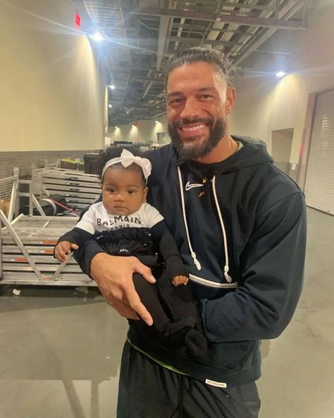 Roman Regins Images, Wwe Funny Pictures, Samoan Men, John Cena And Nikki, Roman Reigns Family, Wwe Funny, Roman Reigns Smile, Aaliyah Pictures, Roman Reigns Wwe Champion