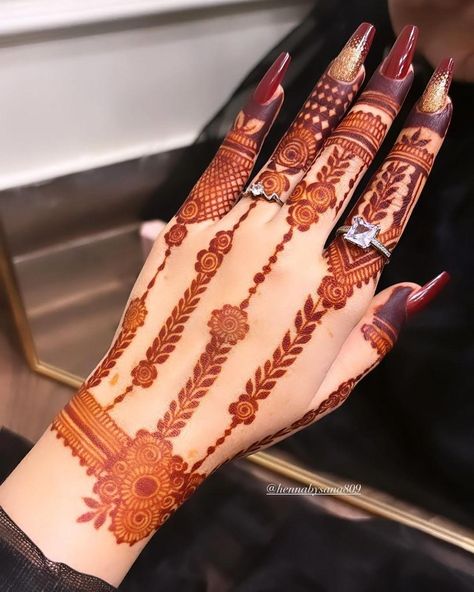 Arabic Style Mehndi, Mehendi Design Modern, Mehendi Hands Aesthetic, Mehndi Design New Style, Simple Mehendi Designs Arabic, Birthday Mehendi Design, Mehandi Simple Design, Mehendi Designs For Back Hands Simple, Heena Mehendi Designs Arabic