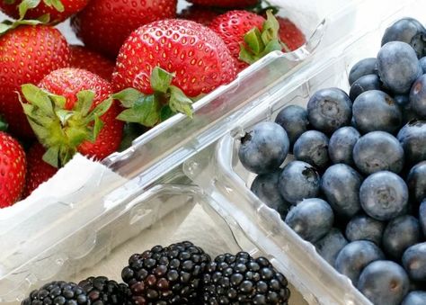 2015.06.14 Berries Vinegar Bath - 62 Storage 650X465 How To Store Berries In Fridge, Cleaning Berries, Cleaning Fruit, Veggie Storage, Easy Blueberry Desserts, How To Store Strawberries, Easy Strawberry Desserts, Freezing Vegetables, Fruit Ideas