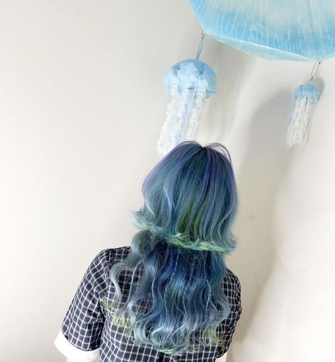 Jellyfish Hair Color, Blue Jellyfish Haircut, Jellyfish Cut Long, Long Jellyfish Cut, Jellyfish Curly Hair, Curly Jellyfish Cut, Jellyfish Haircut Tutorial, Layered Jellyfish Haircut, Jellyfish Haircut Braids